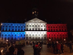 Paleis op de Dam met kleuren van Franse vlag